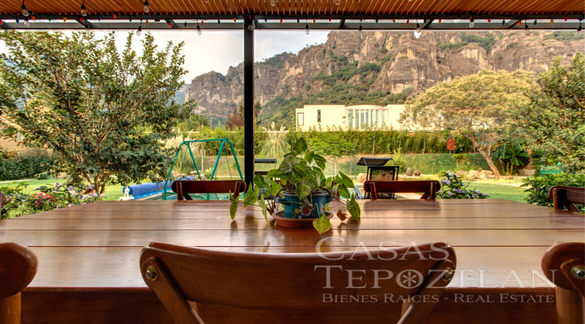 casa_exclusiva_en_tepoztlan_moderna_privada_interiores_amplios_jardin_con_alberca_varias_recamaras_mesa