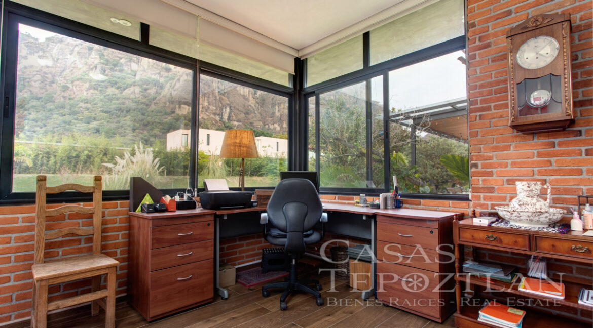 casa_exclusiva_en_tepoztlan_moderna_privada_interiores_amplios_jardin_con_alberca_varias_recamaras_oficina