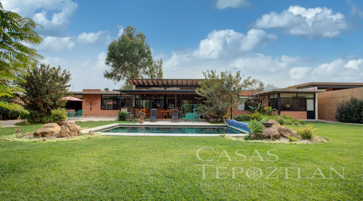 casa_exclusiva_en_tepoztlan_moderna_privada_interiores_amplios_jardin_con_alberca_varias_recamaras_principal