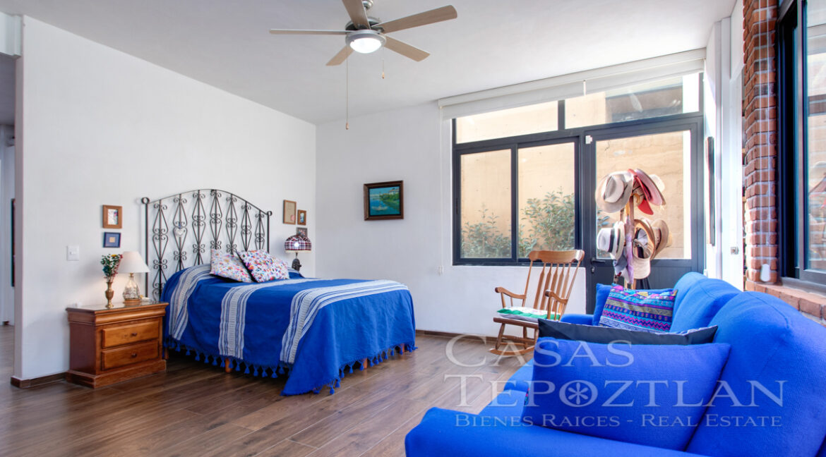 casa_exclusiva_en_tepoztlan_moderna_privada_interiores_amplios_jardin_con_alberca_varias_recamaras_recamara