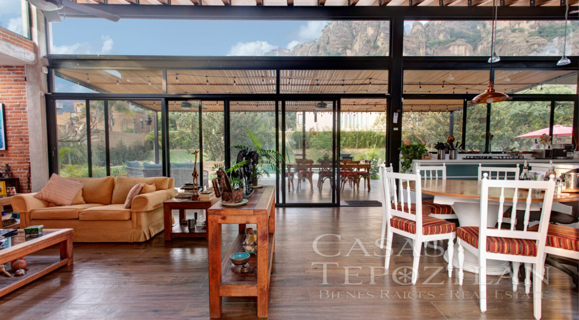 casa_exclusiva_en_tepoztlan_moderna_privada_interiores_amplios_jardin_con_alberca_varias_recamaras_sala