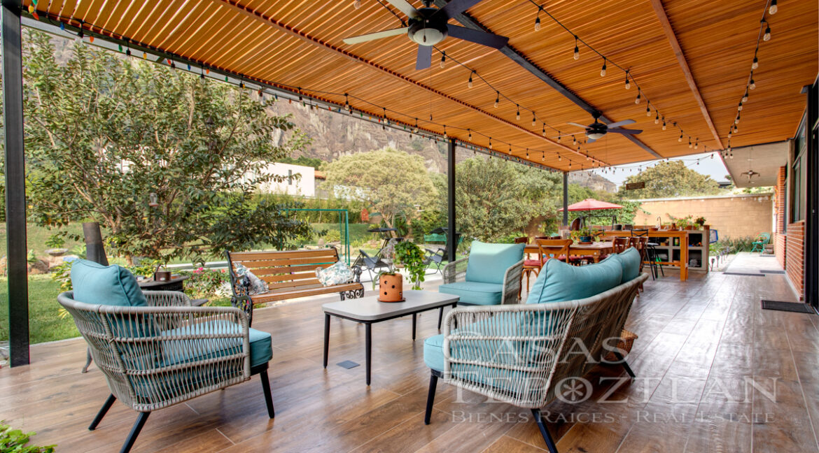 casa_exclusiva_en_tepoztlan_moderna_privada_interiores_amplios_jardin_con_alberca_varias_recamaras_sillones