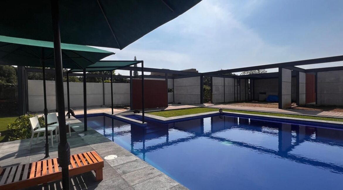Casa_en_proceso_de_construccion_cuatro_recamaras_cuatro_banos_infrastructura_lista_alberca_azul
