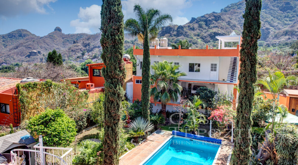 Excepcional_propiedad_con_fasntasticas_vistas_hermoso_jardin_maduro_casa_principal_y_salon_de_meditacion_alberca