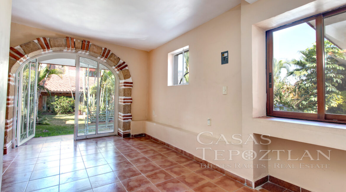 Excepcional_propiedad_con_fasntasticas_vistas_hermoso_jardin_maduro_casa_principal_y_salon_de_meditacion_arco