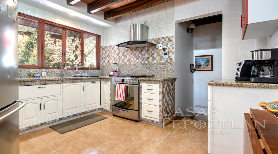 Excepcional_propiedad_con_fasntasticas_vistas_hermoso_jardin_maduro_casa_principal_y_salon_de_meditacion_cocina