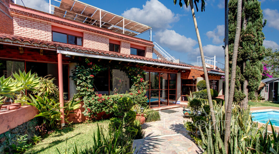 Excepcional_propiedad_con_fasntasticas_vistas_hermoso_jardin_maduro_casa_principal_y_salon_de_meditacion_fachazada