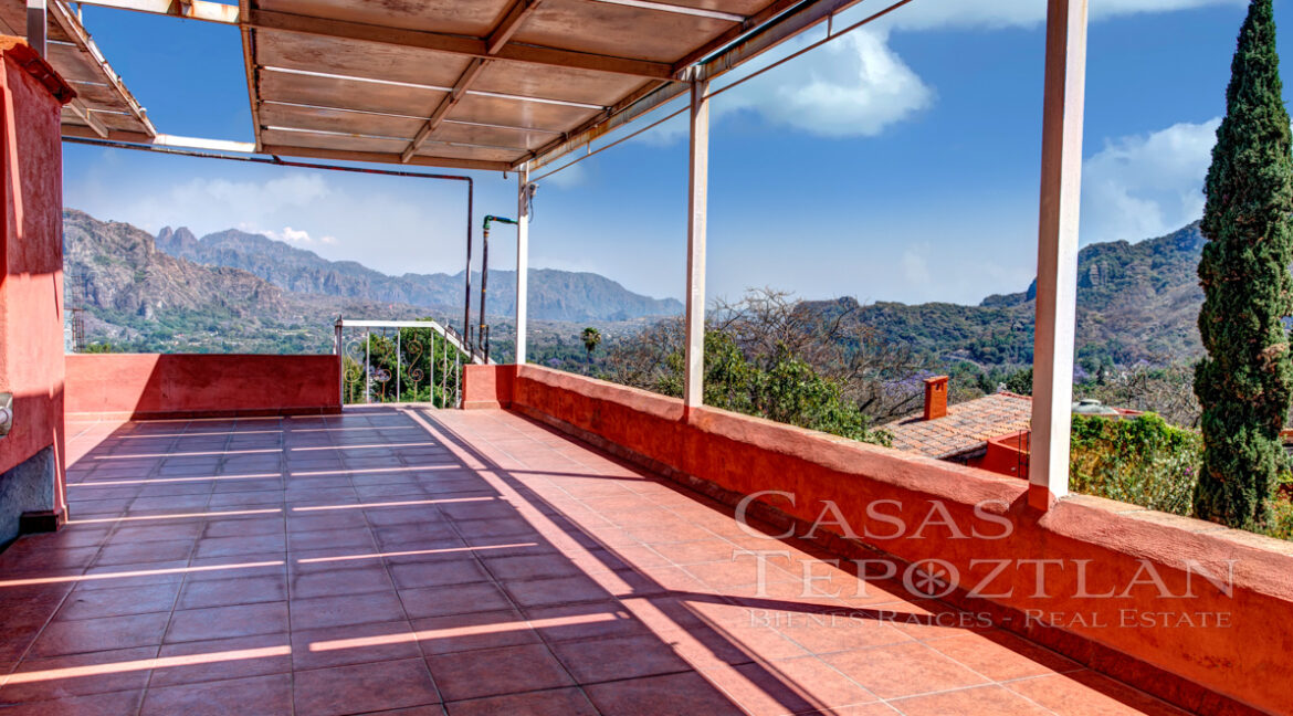 Excepcional_propiedad_con_fasntasticas_vistas_hermoso_jardin_maduro_casa_principal_y_salon_de_meditacion_naranja