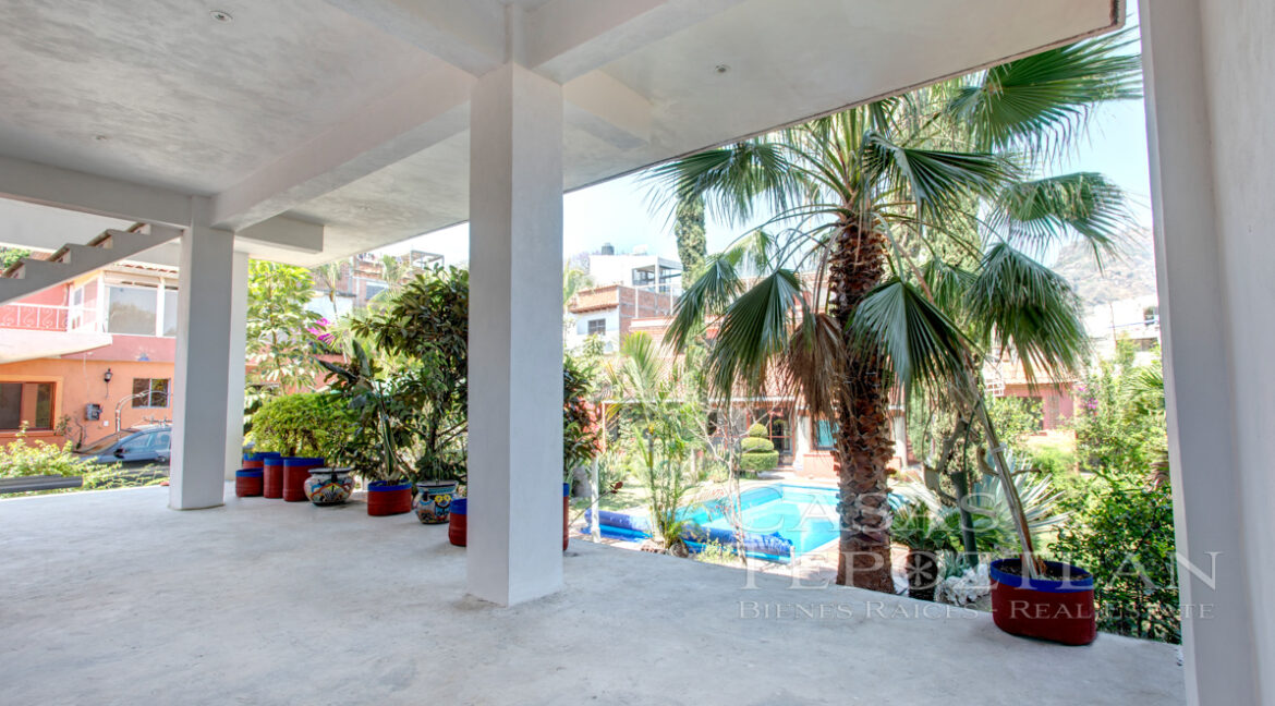 Excepcional_propiedad_con_fasntasticas_vistas_hermoso_jardin_maduro_casa_principal_y_salon_de_meditacion_plantas