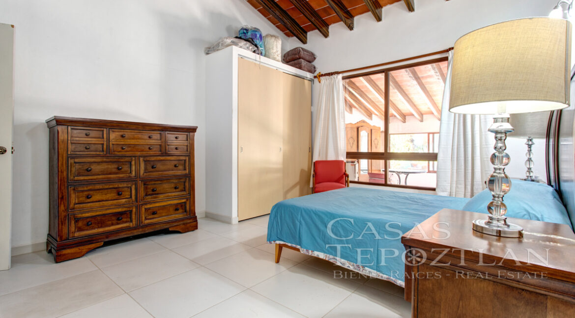Excepcional_propiedad_con_fasntasticas_vistas_hermoso_jardin_maduro_casa_principal_y_salon_de_meditacion_recamara