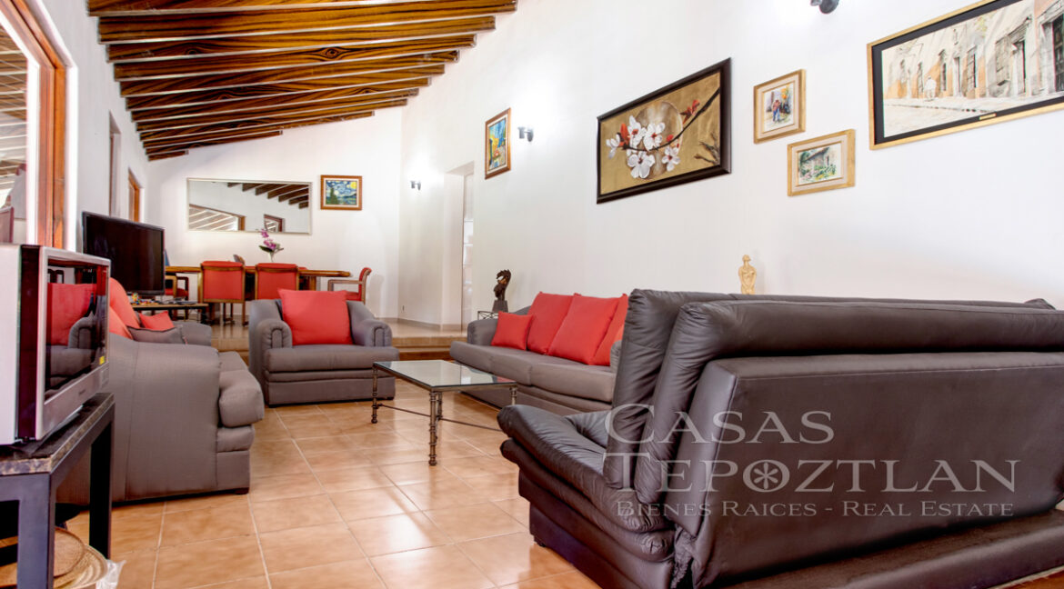 Excepcional_propiedad_con_fasntasticas_vistas_hermoso_jardin_maduro_casa_principal_y_salon_de_meditacion_sala