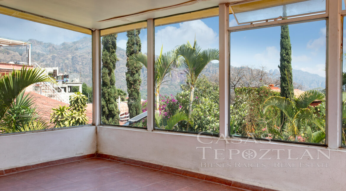 Excepcional_propiedad_con_fasntasticas_vistas_hermoso_jardin_maduro_casa_principal_y_salon_de_meditacion_ventana