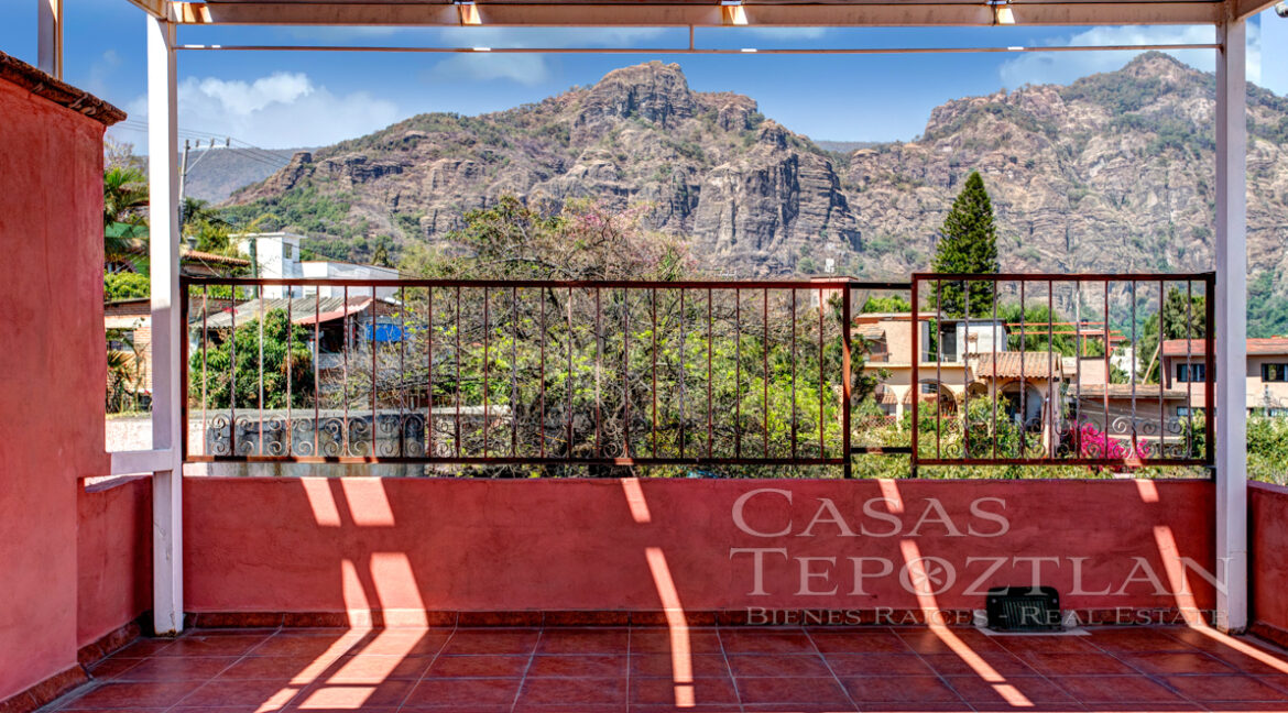 Excepcional_propiedad_con_fasntasticas_vistas_hermoso_jardin_maduro_casa_principal_y_salon_de_meditacion_ventanas