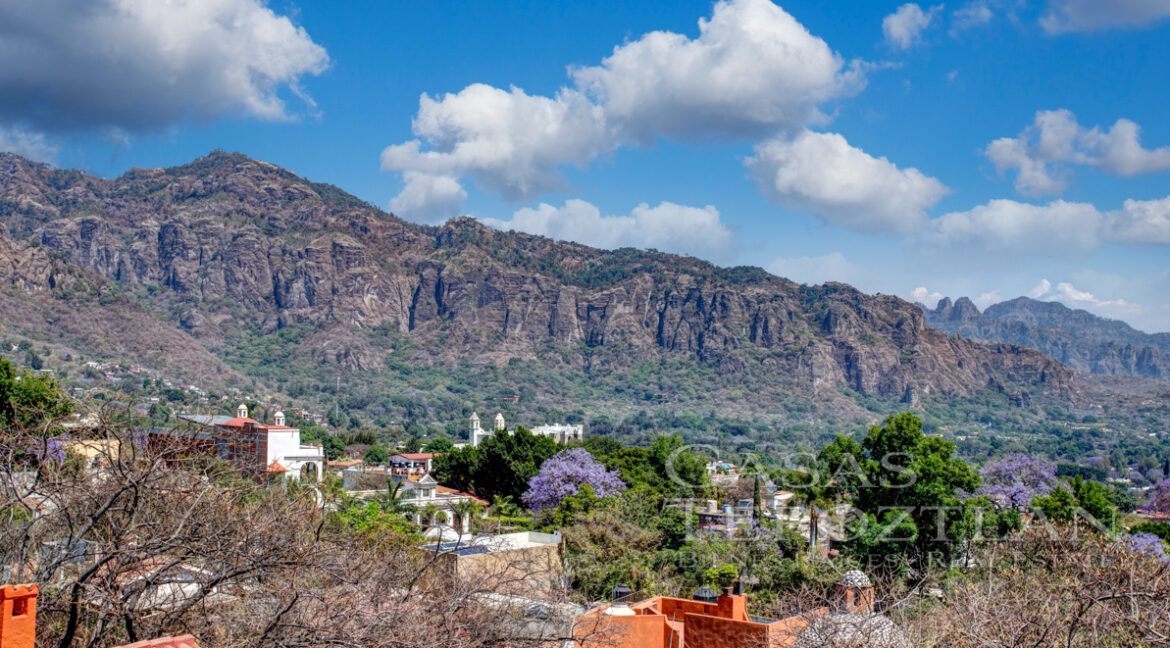 Excepcional_propiedad_con_fasntasticas_vistas_hermoso_jardin_maduro_casa_principal_y_salon_de_meditacion_vistas