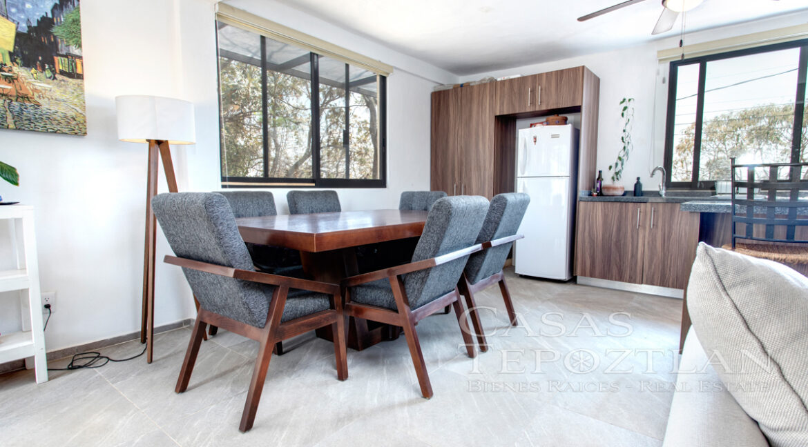 Hermosa_casa_de_piedra_con_gradnes_ventanales_bardeada_privada_con_estacionamiento_para_varios_autos_comedor