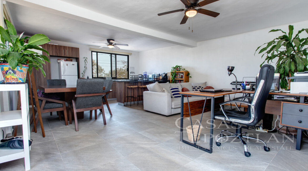 Hermosa_casa_de_piedra_con_gradnes_ventanales_bardeada_privada_con_estacionamiento_para_varios_autos_espacio_abierto
