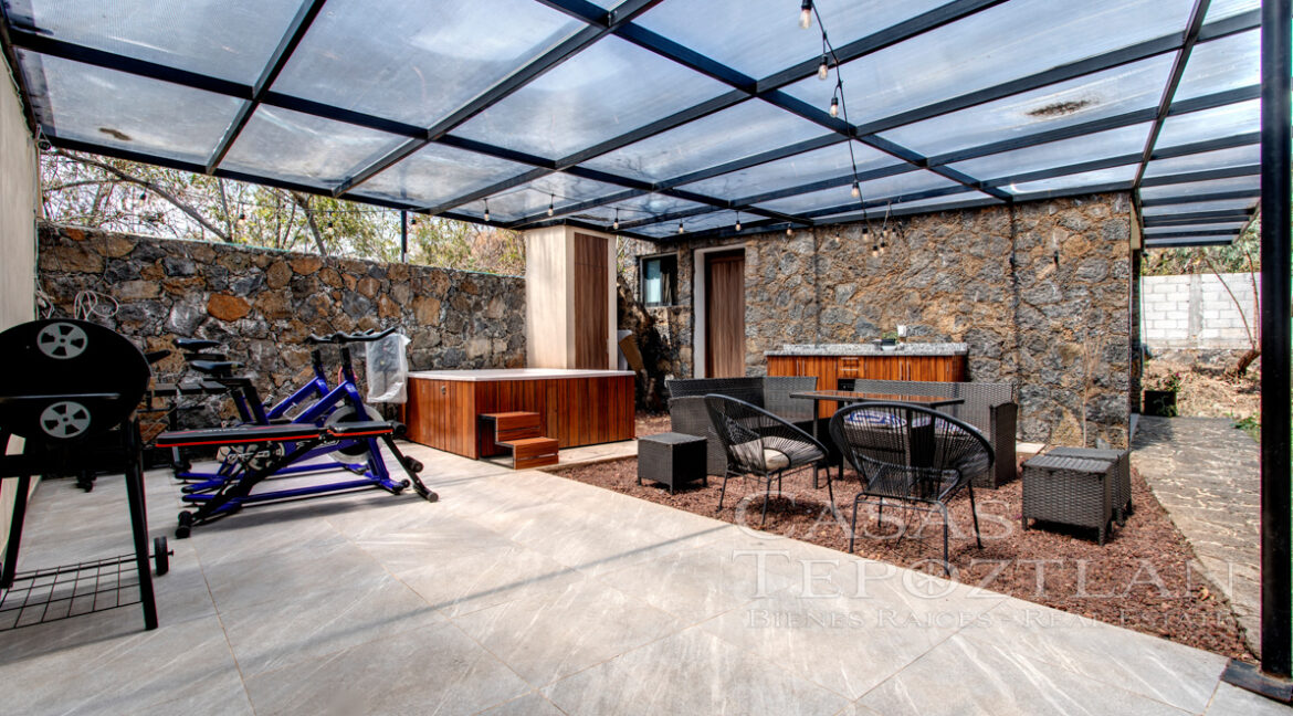 Hermosa_casa_de_piedra_con_gradnes_ventanales_bardeada_privada_con_estacionamiento_para_varios_autos_terraza