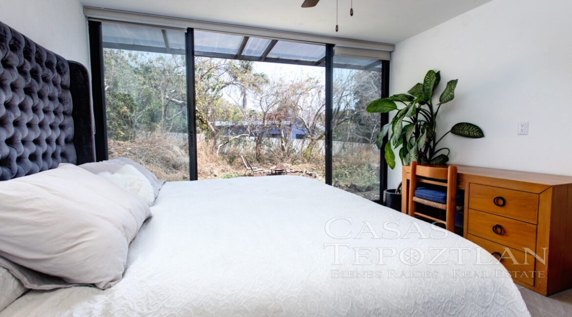Hermosa_casa_de_piedra_con_gradnes_ventanales_bardeada_privada_con_estacionamiento_para_varios_autos_ventana