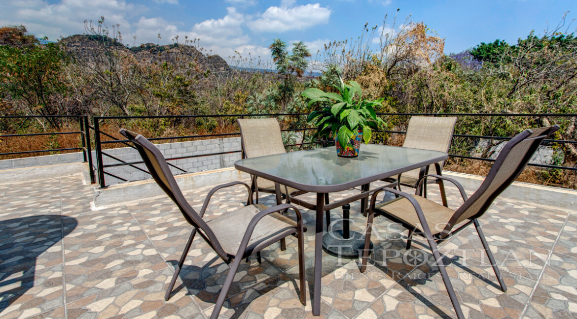 Hermosa_casa_de_piedra_con_gradnes_ventanales_bardeada_privada_con_estacionamiento_para_varios_autos_vista