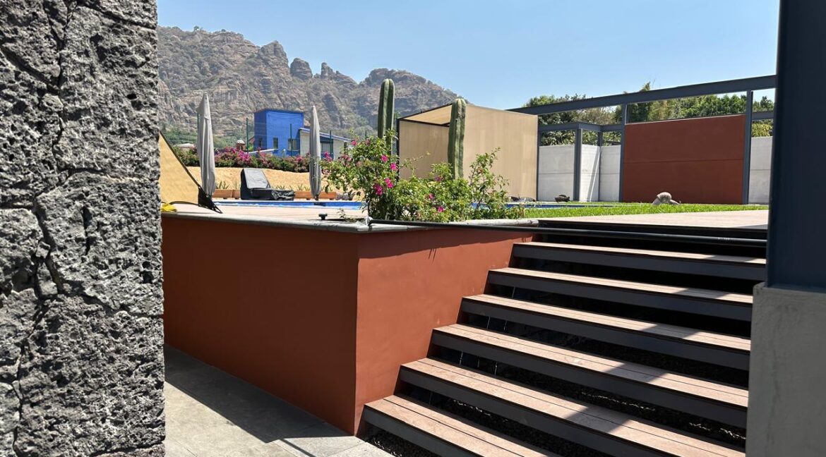 Villa_serena_casa_con_un_diseno_privado_bodega_paneles_solares_varios_banos-Cuatro_recamaras_gradas