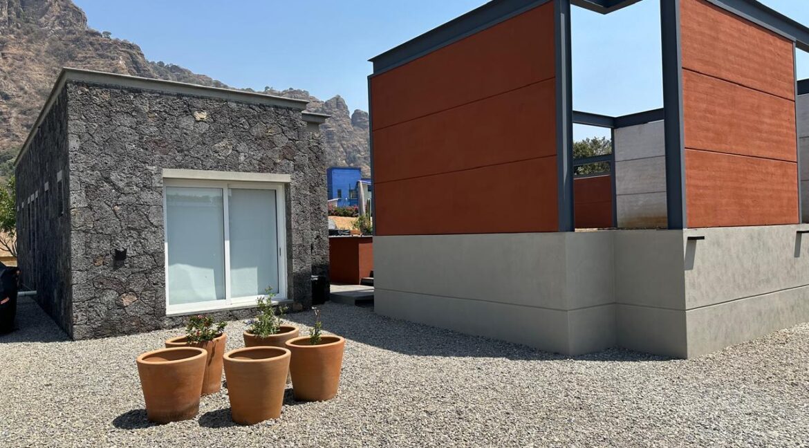 Villa_serena_casa_con_un_diseno_privado_bodega_paneles_solares_varios_banos-Cuatro_recamaras_naranja