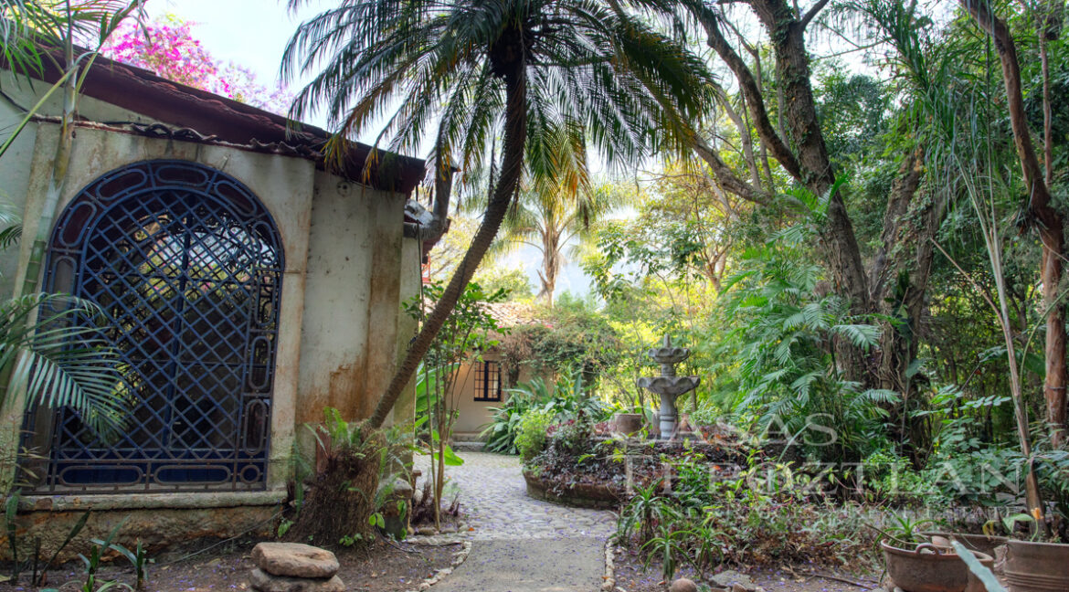 Casa_en_el_corazon_del_valle_de_atongo_para_remodelacion_jardin_selvatico_afueras