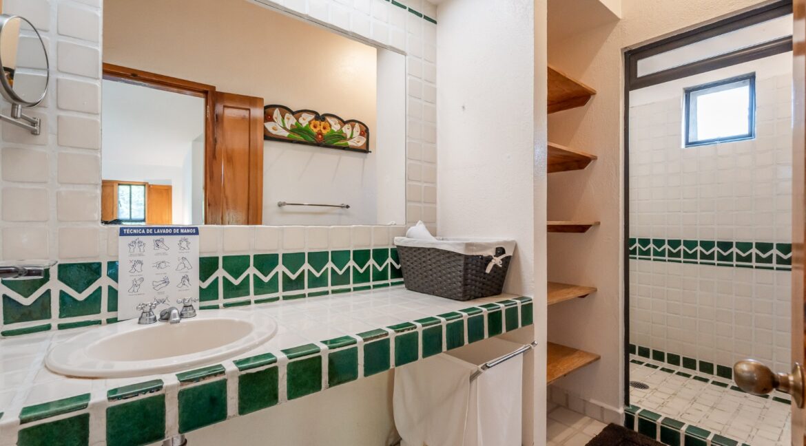 Casa_en_venta_en_San_Miguel_tepoztlan_varias_recámaras_varios_baños_cerca_de_cuernavaca_multifamiliar_ducha