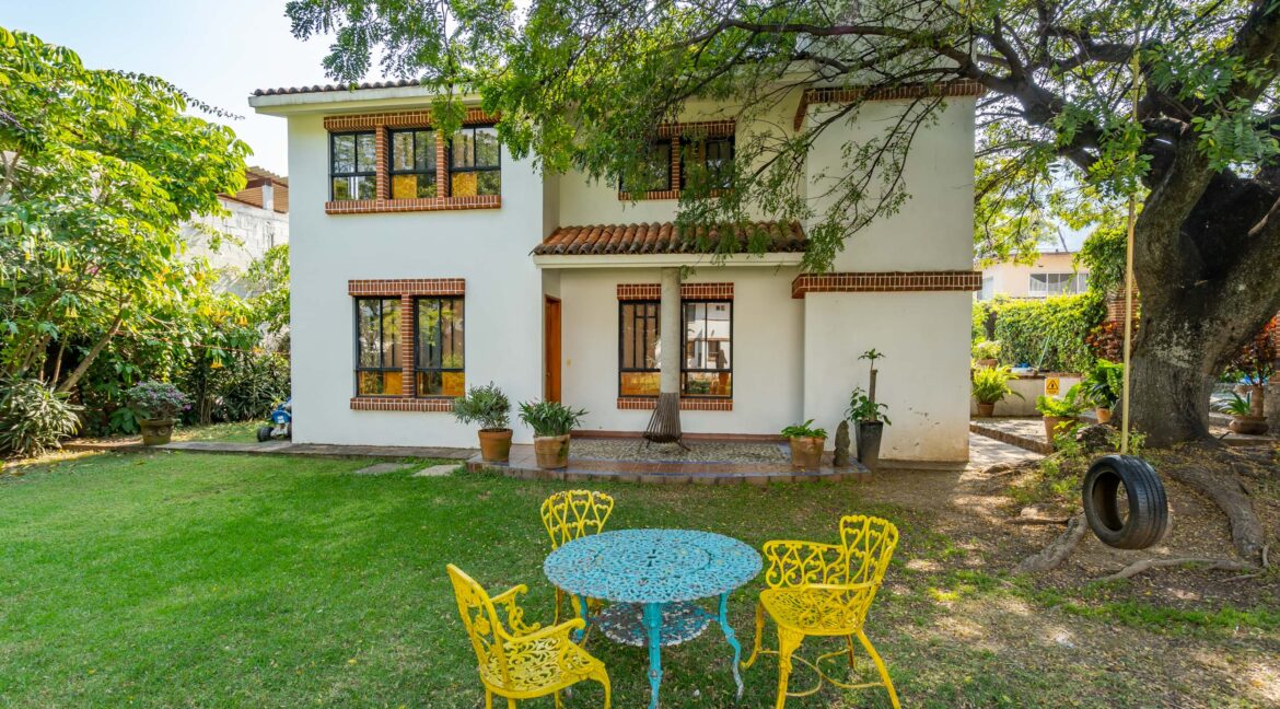 Casa_en_venta_en_San_Miguel_tepoztlan_varias_recámaras_varios_baños_cerca_de_cuernavaca_multifamiliar_fachada
