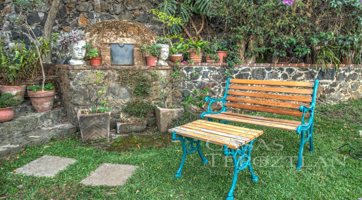 Casa_pinctorezca_en_el_centro_de_tepoztlan_un_solo_nivel_moderna_terrazas_techadas_porton_electrico_documentación_en_regla_afueras