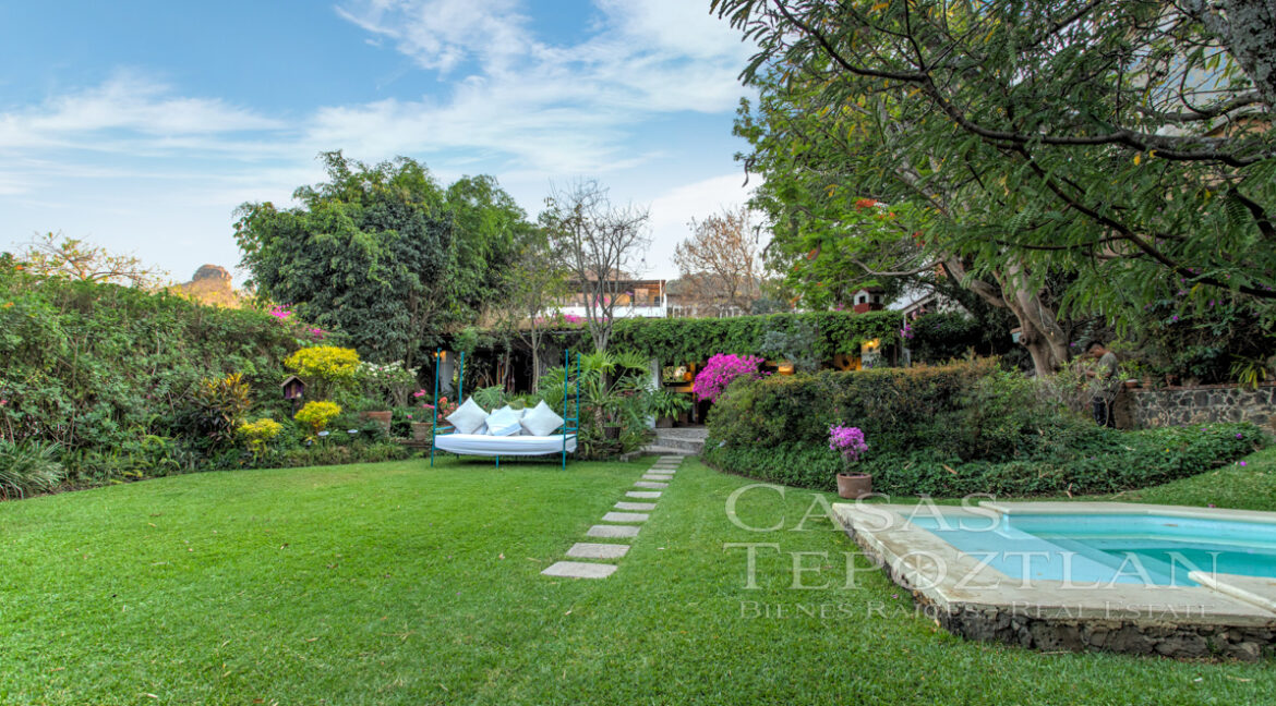 Casa_pinctorezca_en_el_centro_de_tepoztlan_un_solo_nivel_moderna_terrazas_techadas_porton_electrico_documentación_en_regla_cesped