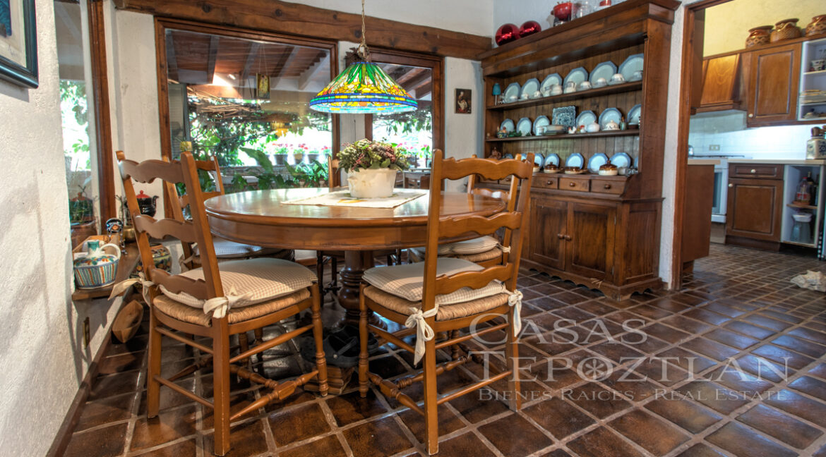 Casa_pinctorezca_en_el_centro_de_tepoztlan_un_solo_nivel_moderna_terrazas_techadas_porton_electrico_documentación_en_regla_comedor