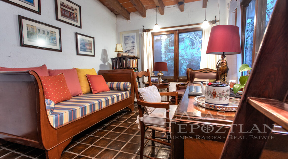 Casa_pinctorezca_en_el_centro_de_tepoztlan_un_solo_nivel_moderna_terrazas_techadas_porton_electrico_documentación_en_regla_estudio