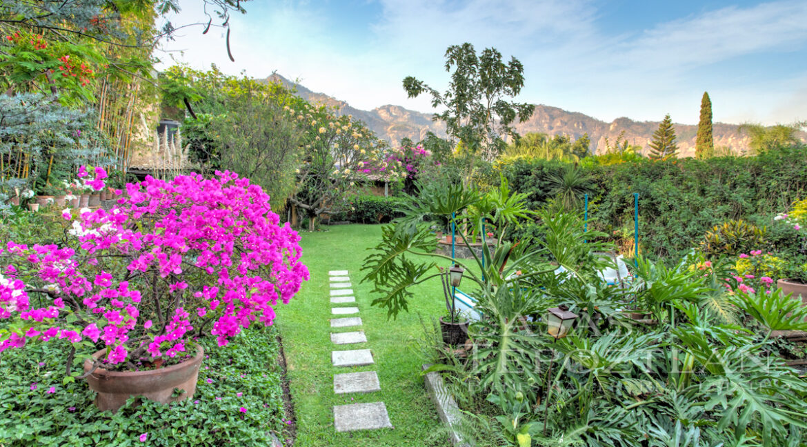 Casa_pinctorezca_en_el_centro_de_tepoztlan_un_solo_nivel_moderna_terrazas_techadas_porton_electrico_documentación_en_regla_jardín