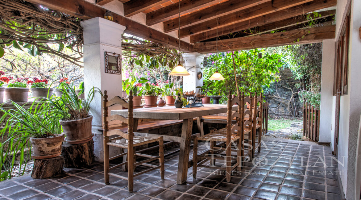 Casa_pinctorezca_en_el_centro_de_tepoztlan_un_solo_nivel_moderna_terrazas_techadas_porton_electrico_documentación_en_regla_mesa