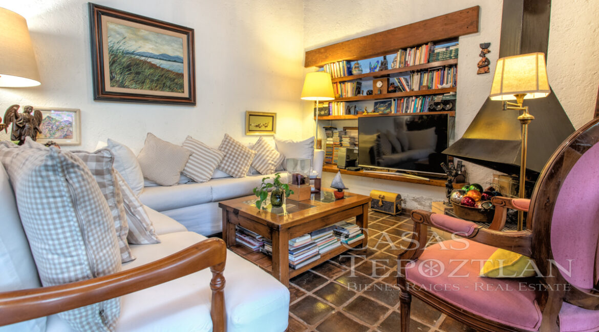 Casa_pinctorezca_en_el_centro_de_tepoztlan_un_solo_nivel_moderna_terrazas_techadas_porton_electrico_documentación_en_regla_sala