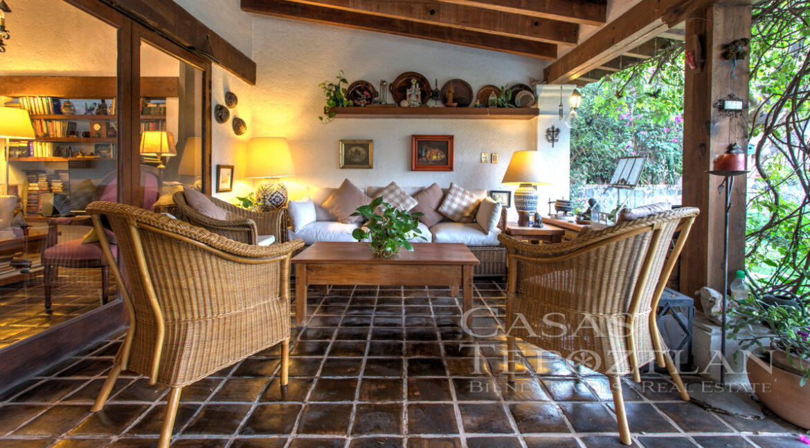 Casa_pinctorezca_en_el_centro_de_tepoztlan_un_solo_nivel_moderna_terrazas_techadas_porton_electrico_documentación_en_regla_terraza