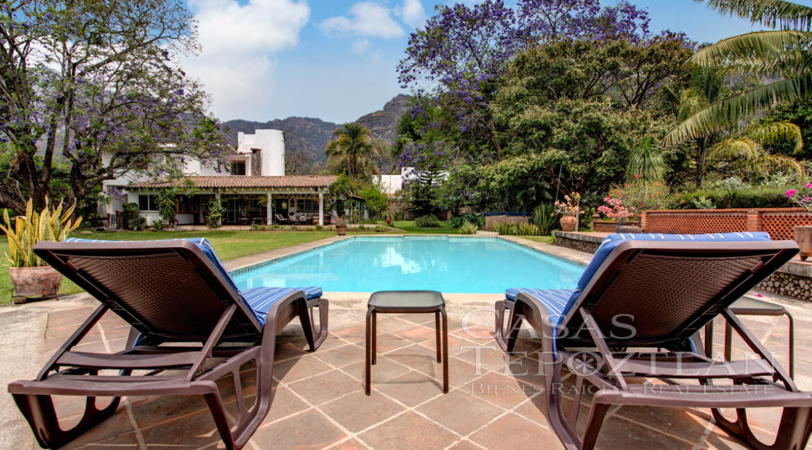 Hermosa_casa_de_dos_niveles_rustica_tranquila_jardines_espectaculares_vistas_a_las_montanas_chimenea_rodeada_de_naturaleza_afueras