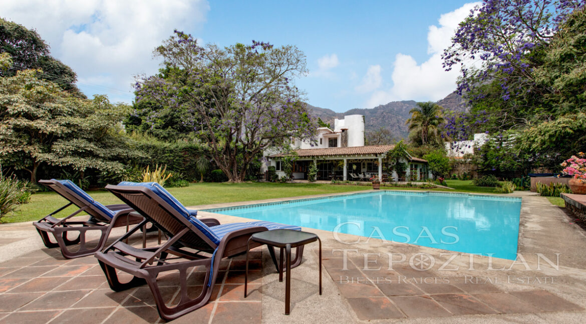 Hermosa_casa_de_dos_niveles_rustica_tranquila_jardines_espectaculares_vistas_a_las_montanas_chimenea_rodeada_de_naturaleza_alberca