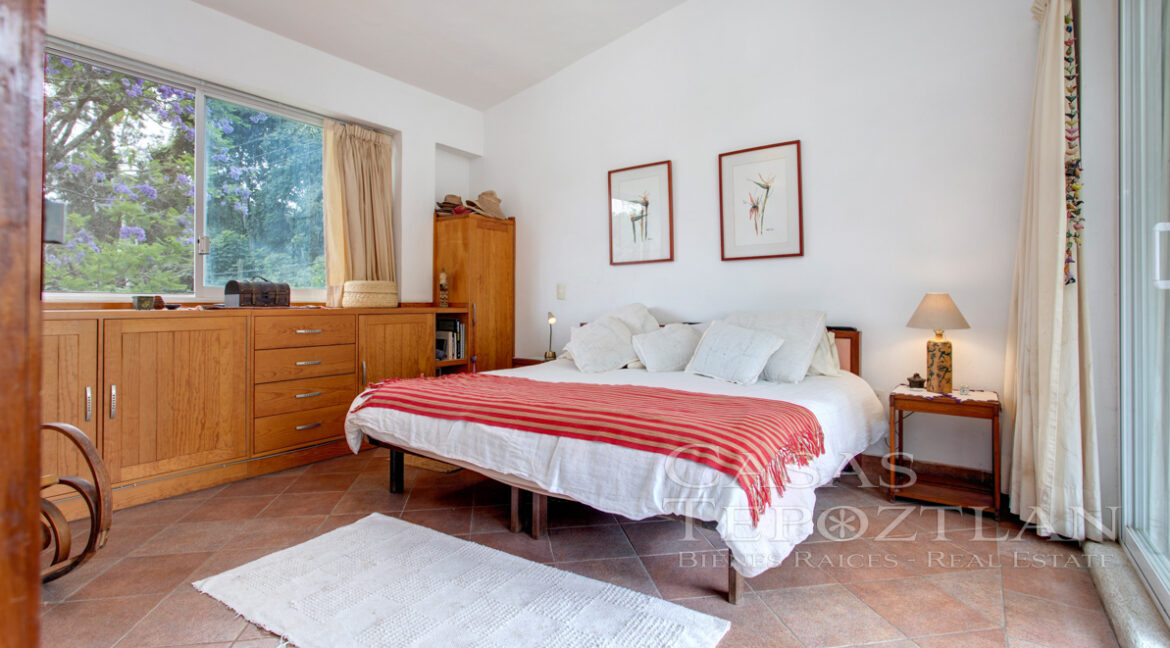 Hermosa_casa_de_dos_niveles_rustica_tranquila_jardines_espectaculares_vistas_a_las_montanas_chimenea_rodeada_de_naturaleza_cama