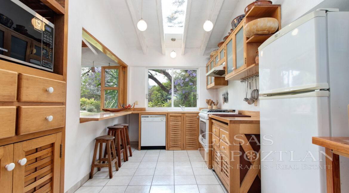 Hermosa_casa_de_dos_niveles_rustica_tranquila_jardines_espectaculares_vistas_a_las_montanas_chimenea_rodeada_de_naturaleza_cocina