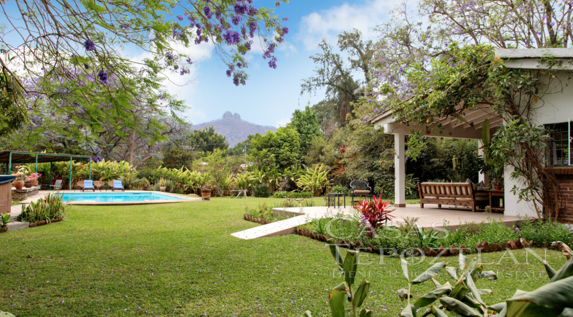 Hermosa_casa_de_dos_niveles_rustica_tranquila_jardines_espectaculares_vistas_a_las_montanas_chimenea_rodeada_de_naturaleza_fachada