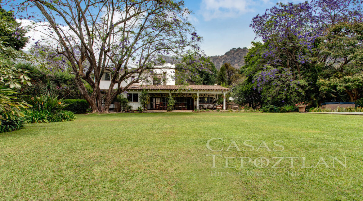 Hermosa_casa_de_dos_niveles_rustica_tranquila_jardines_espectaculares_vistas_a_las_montanas_chimenea_rodeada_de_naturaleza_jardin
