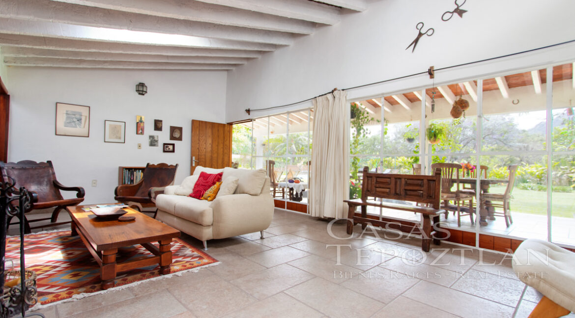 Hermosa_casa_de_dos_niveles_rustica_tranquila_jardines_espectaculares_vistas_a_las_montanas_chimenea_rodeada_de_naturaleza_sala