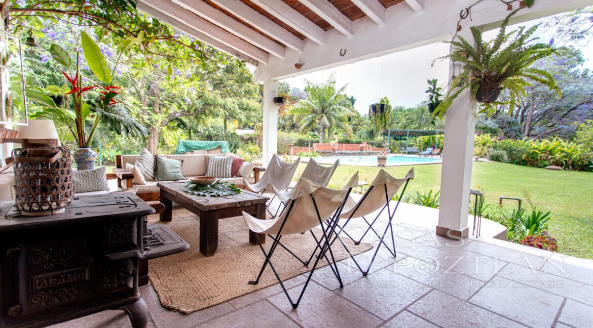 Hermosa_casa_de_dos_niveles_rustica_tranquila_jardines_espectaculares_vistas_a_las_montanas_chimenea_rodeada_de_naturaleza_sillas