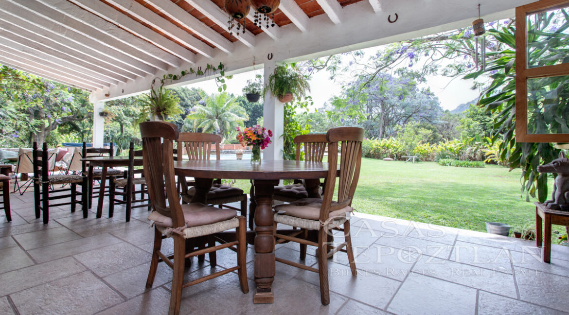 Hermosa_casa_de_dos_niveles_rustica_tranquila_jardines_espectaculares_vistas_a_las_montanas_chimenea_rodeada_de_naturaleza_terraza