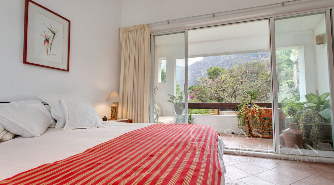 Hermosa_casa_de_dos_niveles_rustica_tranquila_jardines_espectaculares_vistas_a_las_montanas_chimenea_rodeada_de_naturaleza_vistas