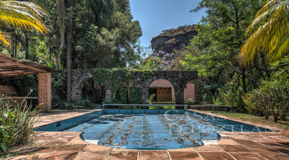 Rancho_de_lujo_en_tepoztlan_morelos_con_arboles_maduros_jardines_exuberantes_5_recamaras_varios_banos_cerro_chalchitepetl_alberca_espectaculares_vistas_varias_cisternas_alberca