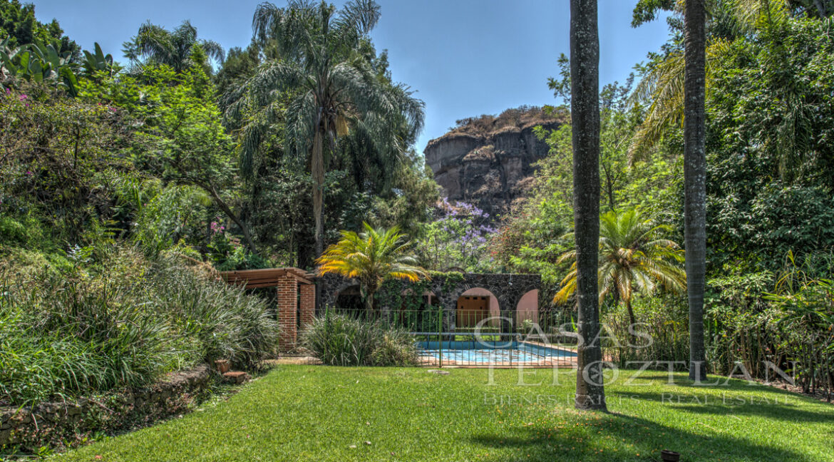 Rancho_de_lujo_en_tepoztlan_morelos_con_arboles_maduros_jardines_exuberantes_5_recamaras_varios_banos_cerro_chalchitepetl_alberca_espectaculares_vistas_varias_cisternas_árboles