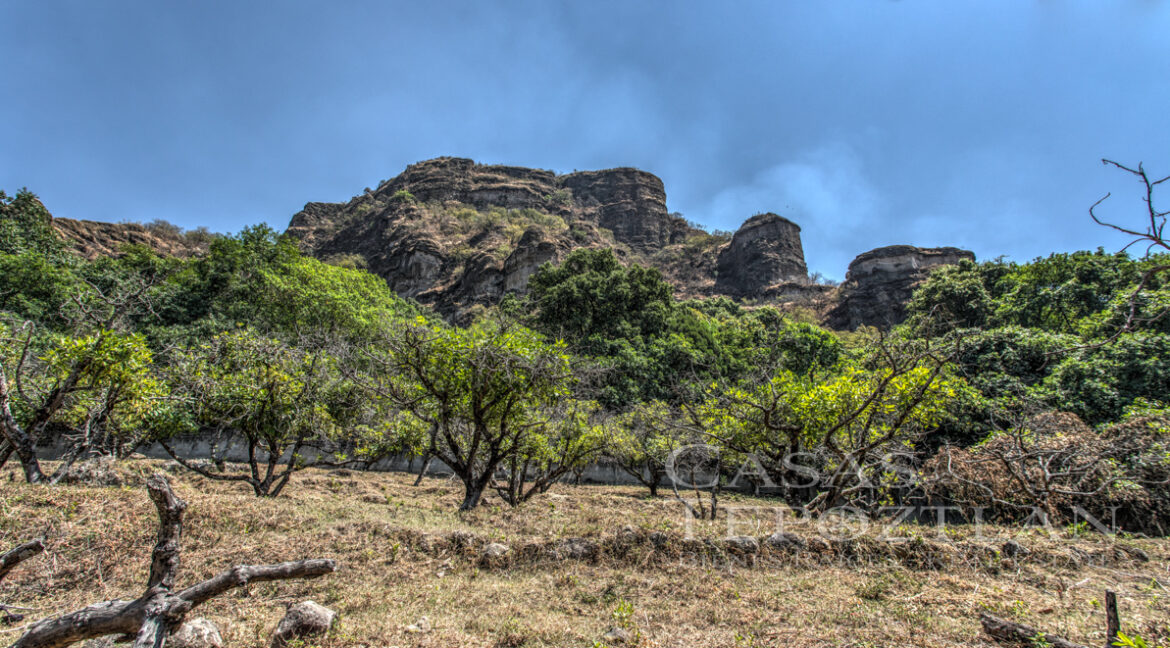 Rancho_de_lujo_en_tepoztlan_morelos_con_arboles_maduros_jardines_exuberantes_5_recamaras_varios_banos_cerro_chalchitepetl_alberca_espectaculares_vistas_varias_cisternas_cerros