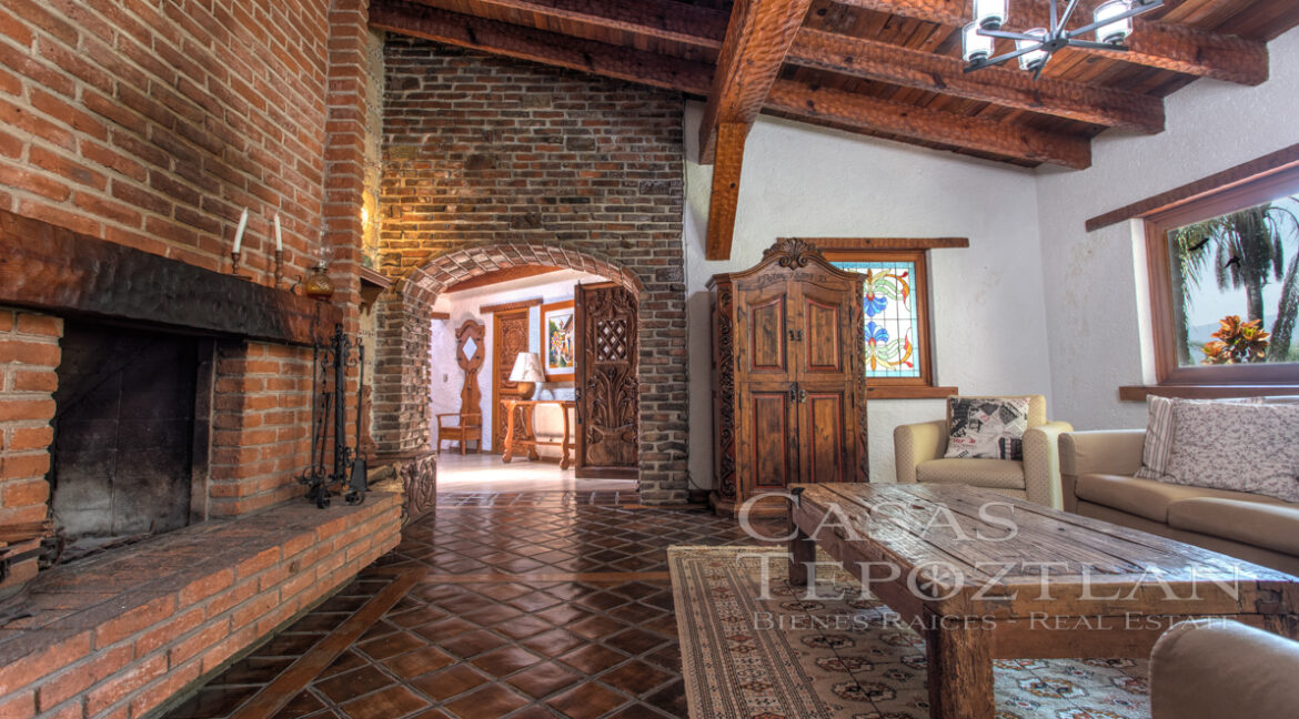 Rancho_de_lujo_en_tepoztlan_morelos_con_arboles_maduros_jardines_exuberantes_5_recamaras_varios_banos_cerro_chalchitepetl_alberca_espectaculares_vistas_varias_cisternas_chimenea